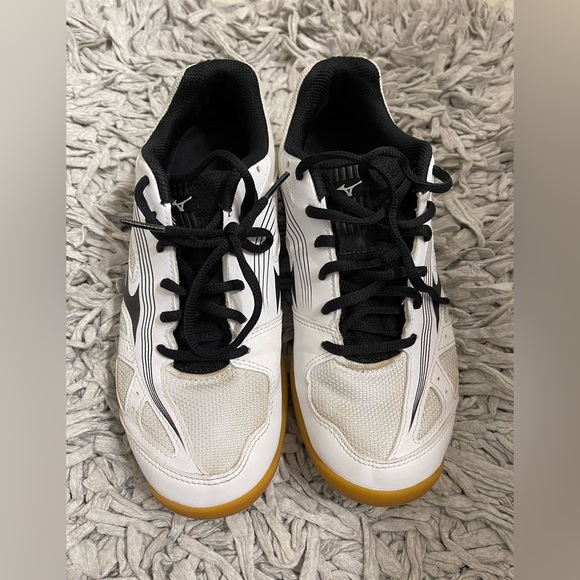 Mizuno Volleyball Shoes - Picture 2 of 5